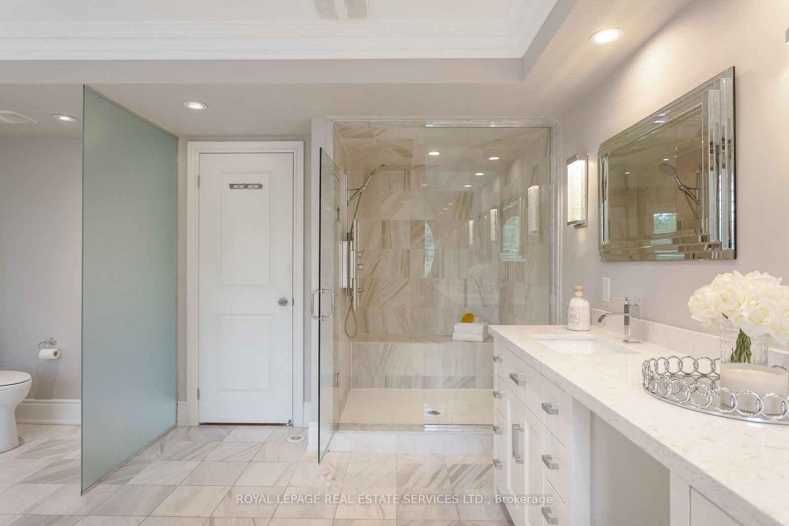 216 Rebecca Street • Oakville, ON photo 37