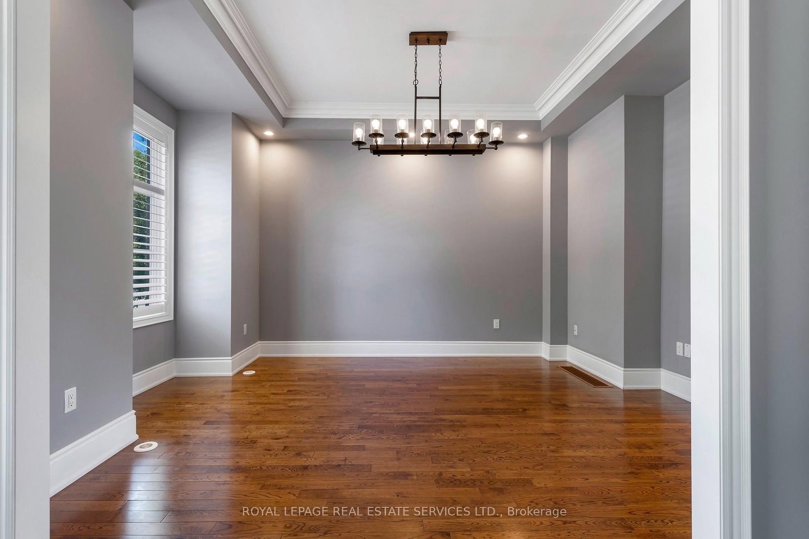 216 Rebecca Street • Oakville, ON photo 4