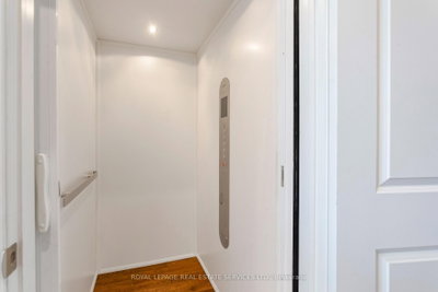 216 Rebecca Street • Oakville, ON photo 8