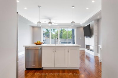 216 Rebecca Street • Oakville, ON photo 9