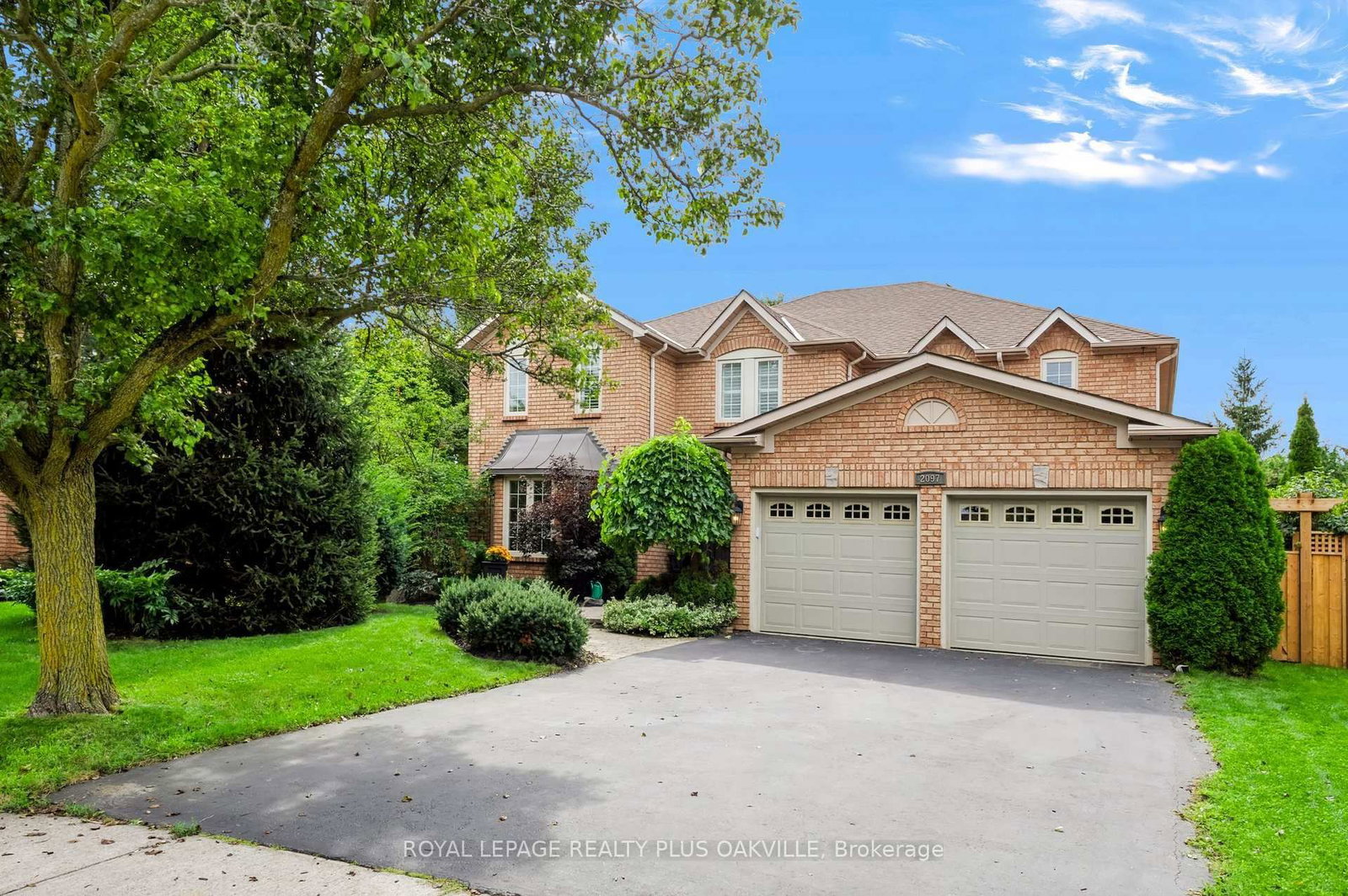 2097 Innkeeper Court • Oakville, ON photo 3