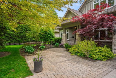 370 Christina Drive • Oakville, ON photo 2