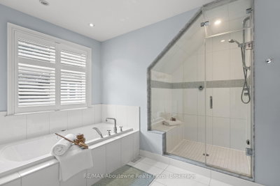 370 Christina Oakville,ON L6K 1H6 — Photo 32