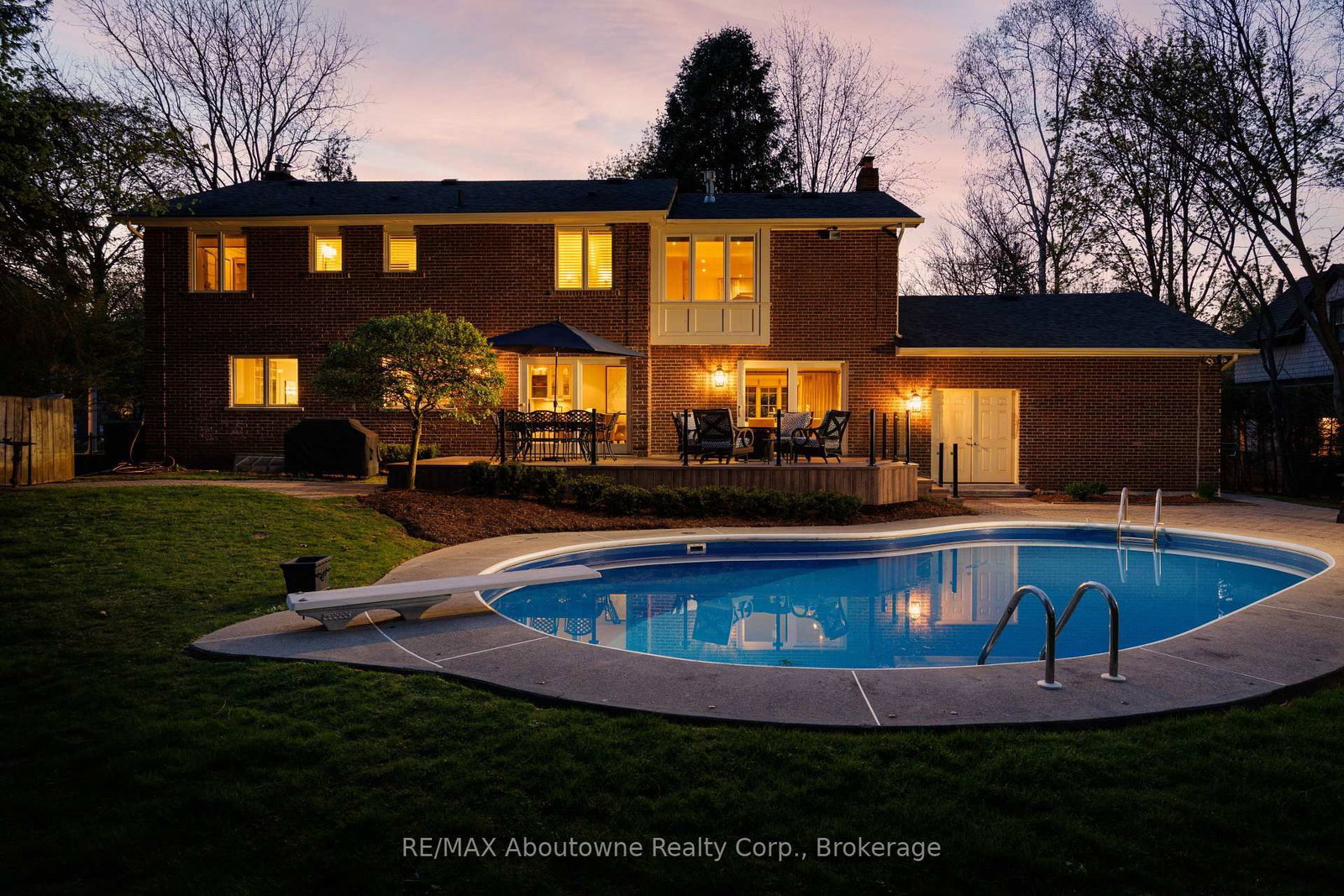 528 Michael Terrace • Oakville, ON photo 6