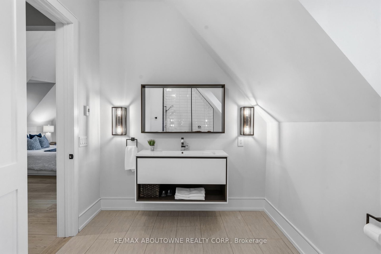 489 Lakeshore Road W • Oakville, ON photo 22
