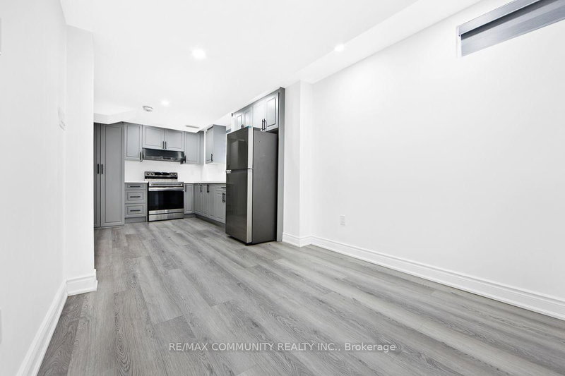 64 Fallstar Cres photo 4