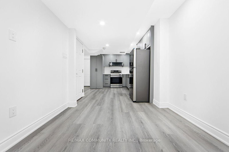 64 Fallstar Cres photo 5