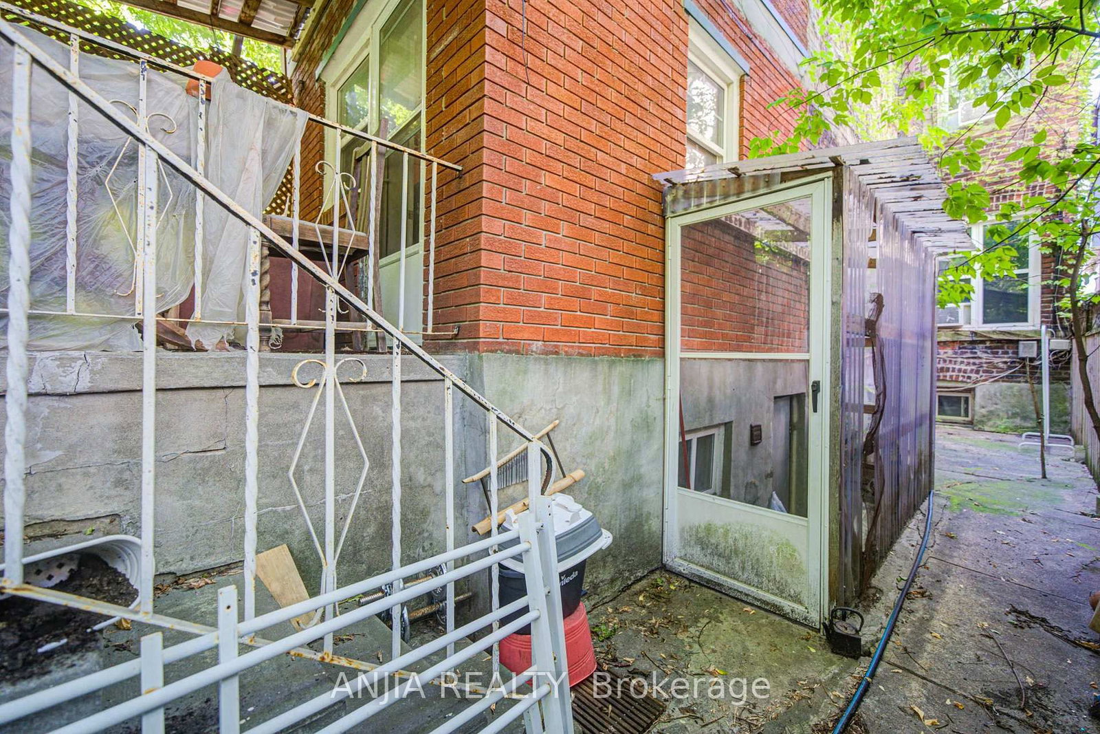 1063 Dufferin Street • Toronto, ON photo 14