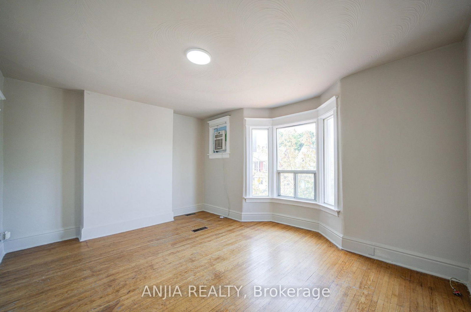 1063 Dufferin Street • Toronto, ON photo 9