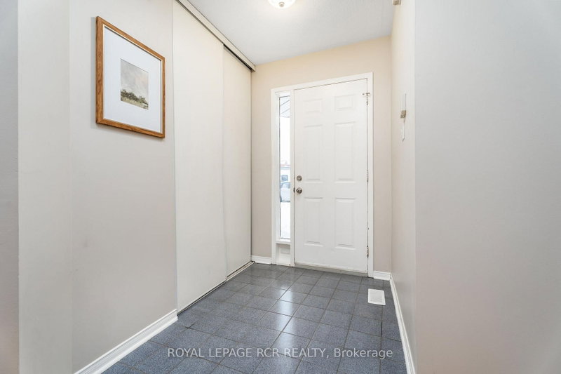 234 Howard Cres photo 5