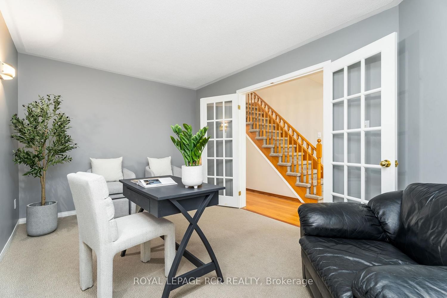 234 Howard Crescent photo 8