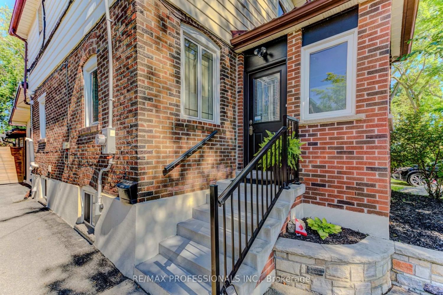 39 Rosemeade Avenue • Toronto, ON photo 4