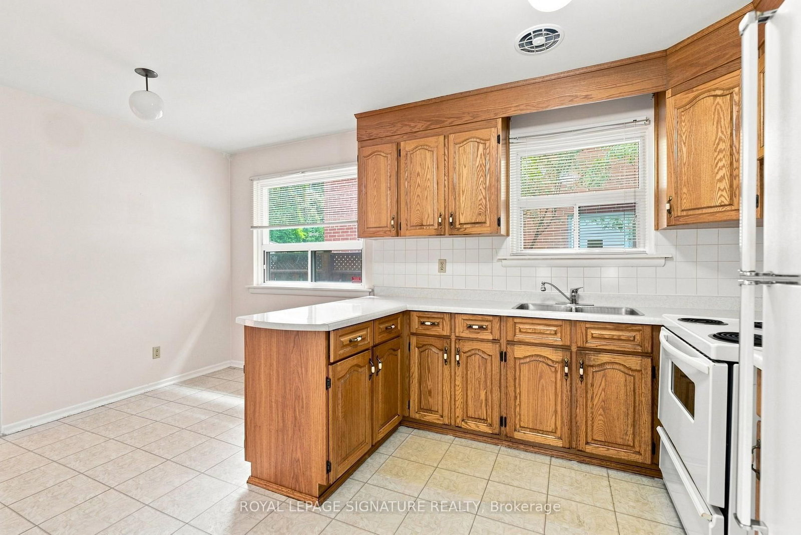 1 Dalegrove Crescent • Toronto, ON photo 12