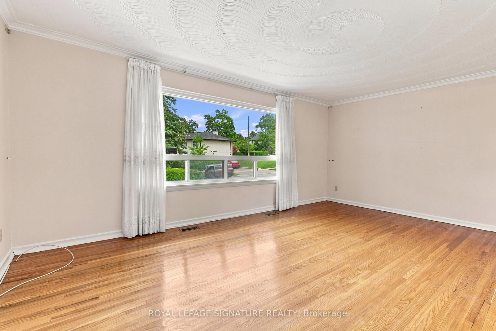 1 Dalegrove Crescent • Toronto, ON photo 4