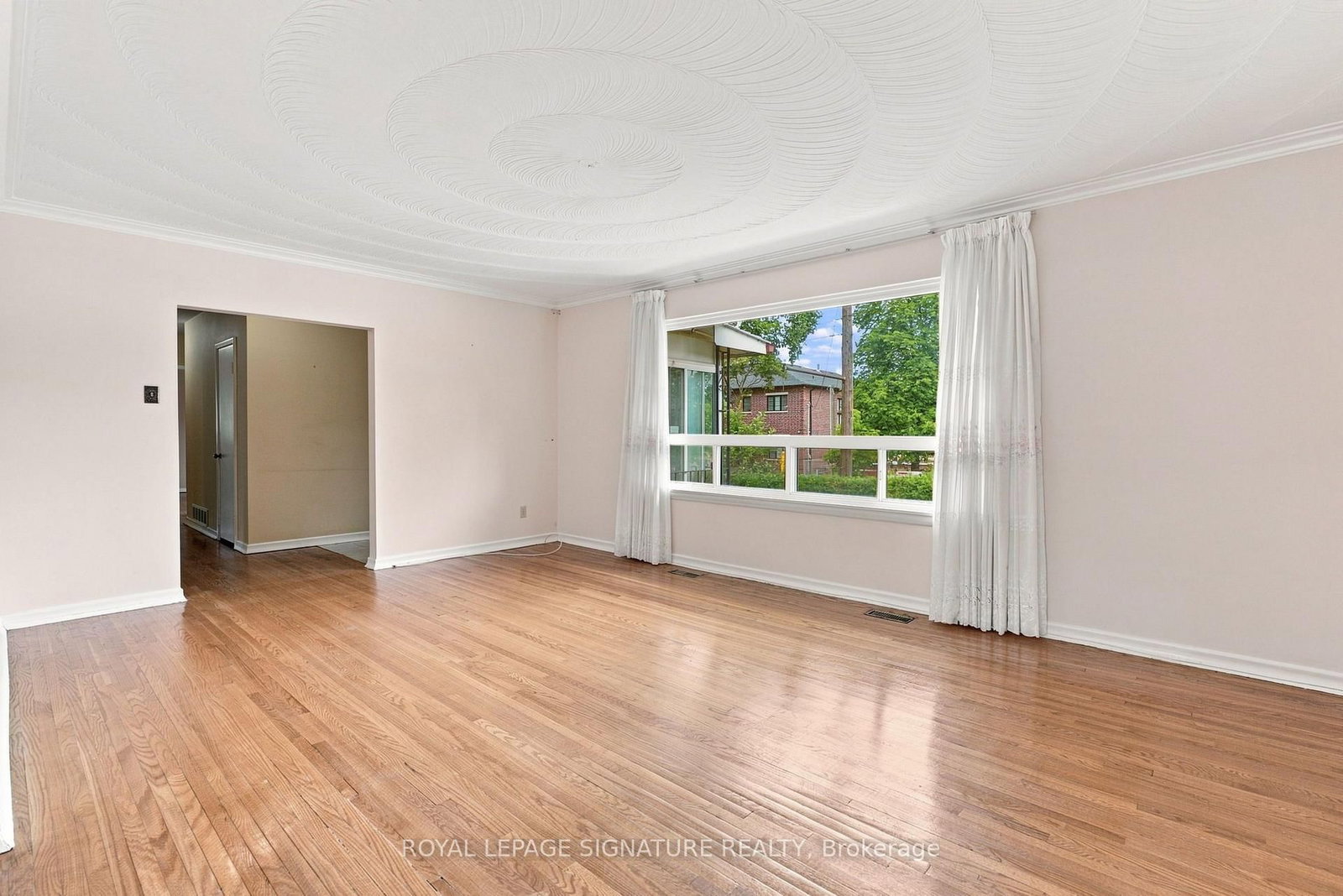 1 Dalegrove Crescent • Toronto, ON photo 8