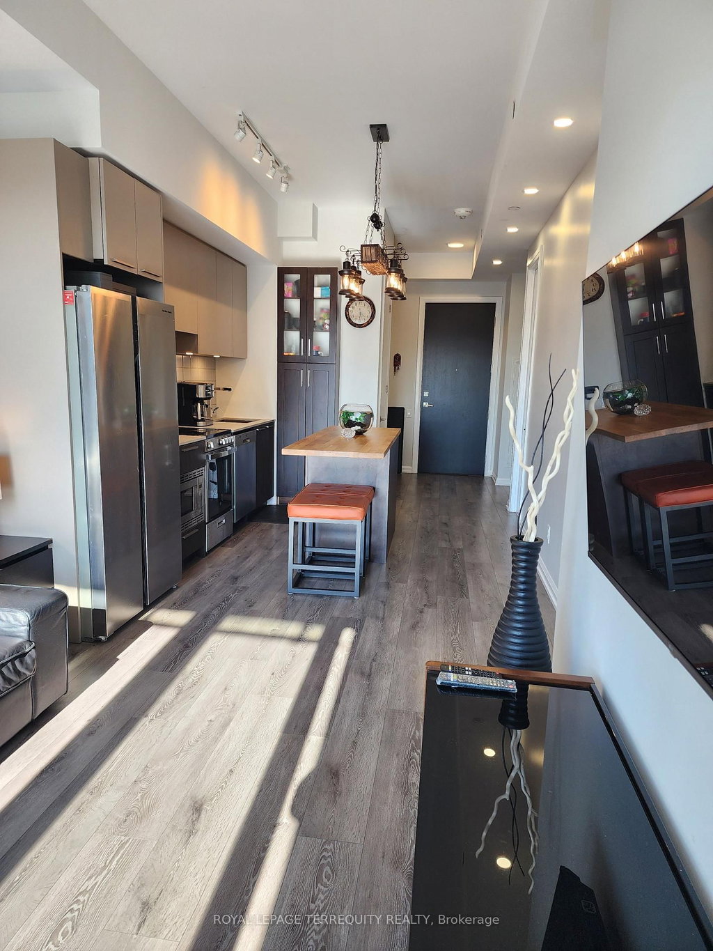 610 - 4208 Dundas Street W 4