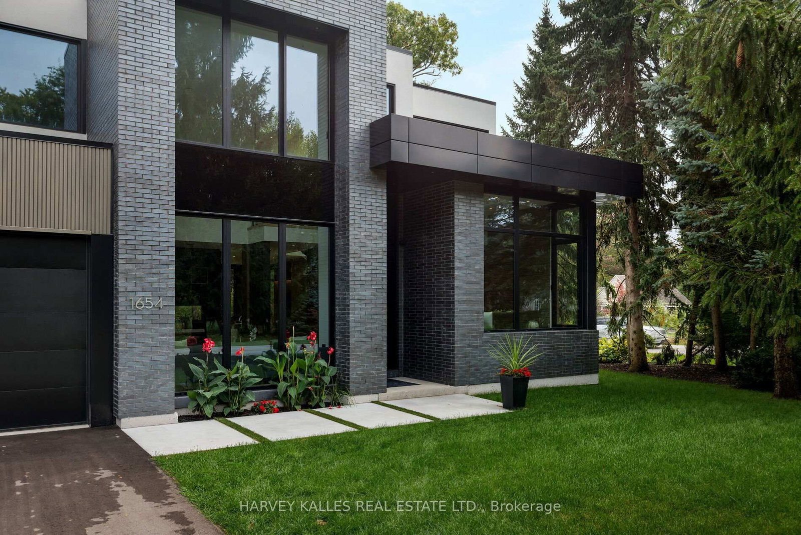 1654 Birchwood Drive • Mississauga, ON photo 3