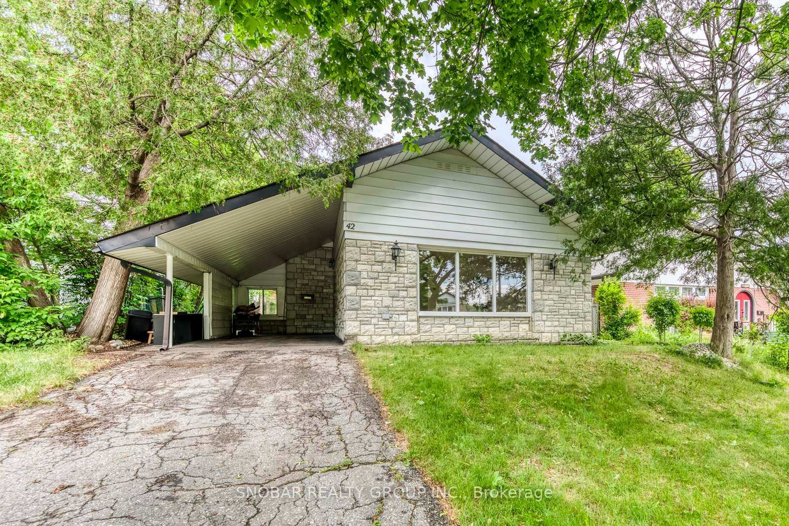 42 Clearbrooke Circle • Toronto, ON photo 1