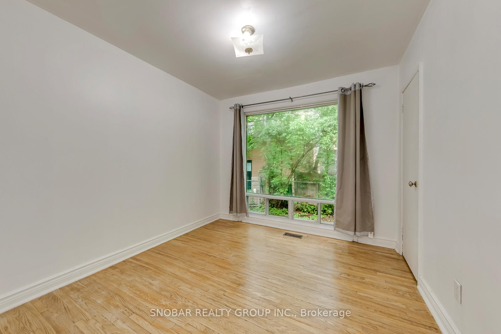 42 Clearbrooke Circle • Toronto, ON photo 15