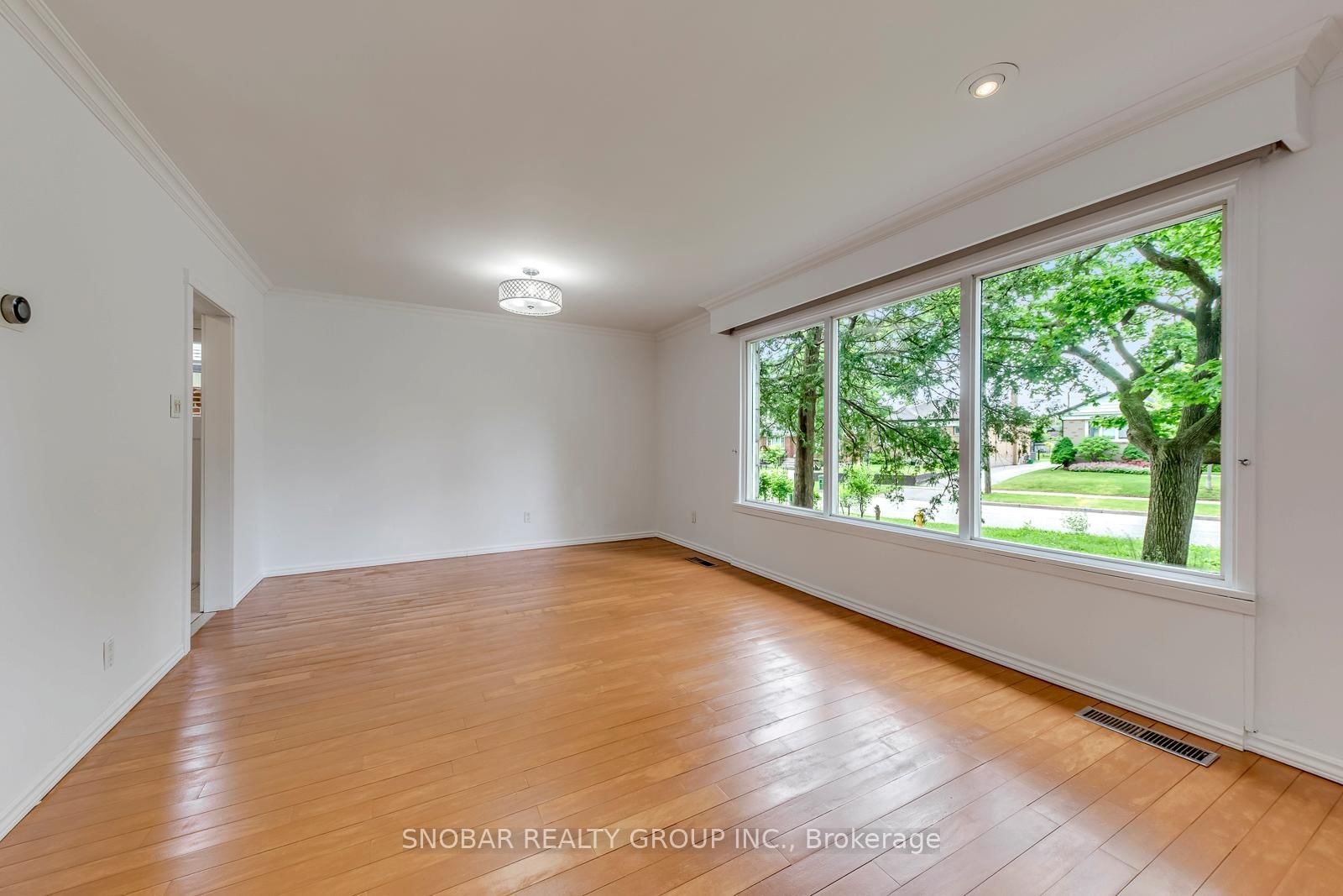 42 Clearbrooke Circle • Toronto, ON photo 9