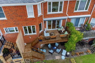 112 Fairwood Place W • Burlington, ON photo 2