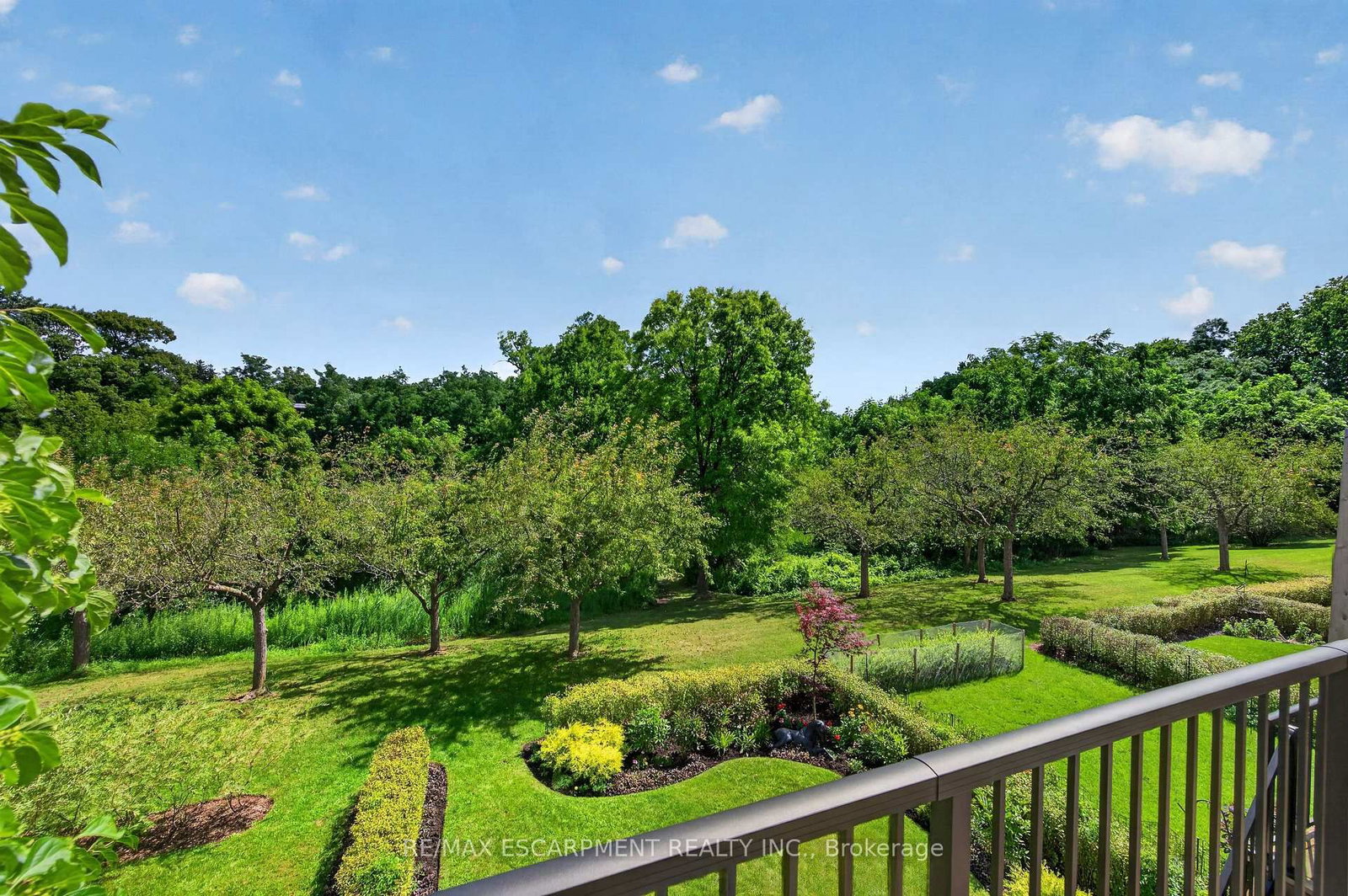 112 Fairwood Place W • Burlington, ON photo 3