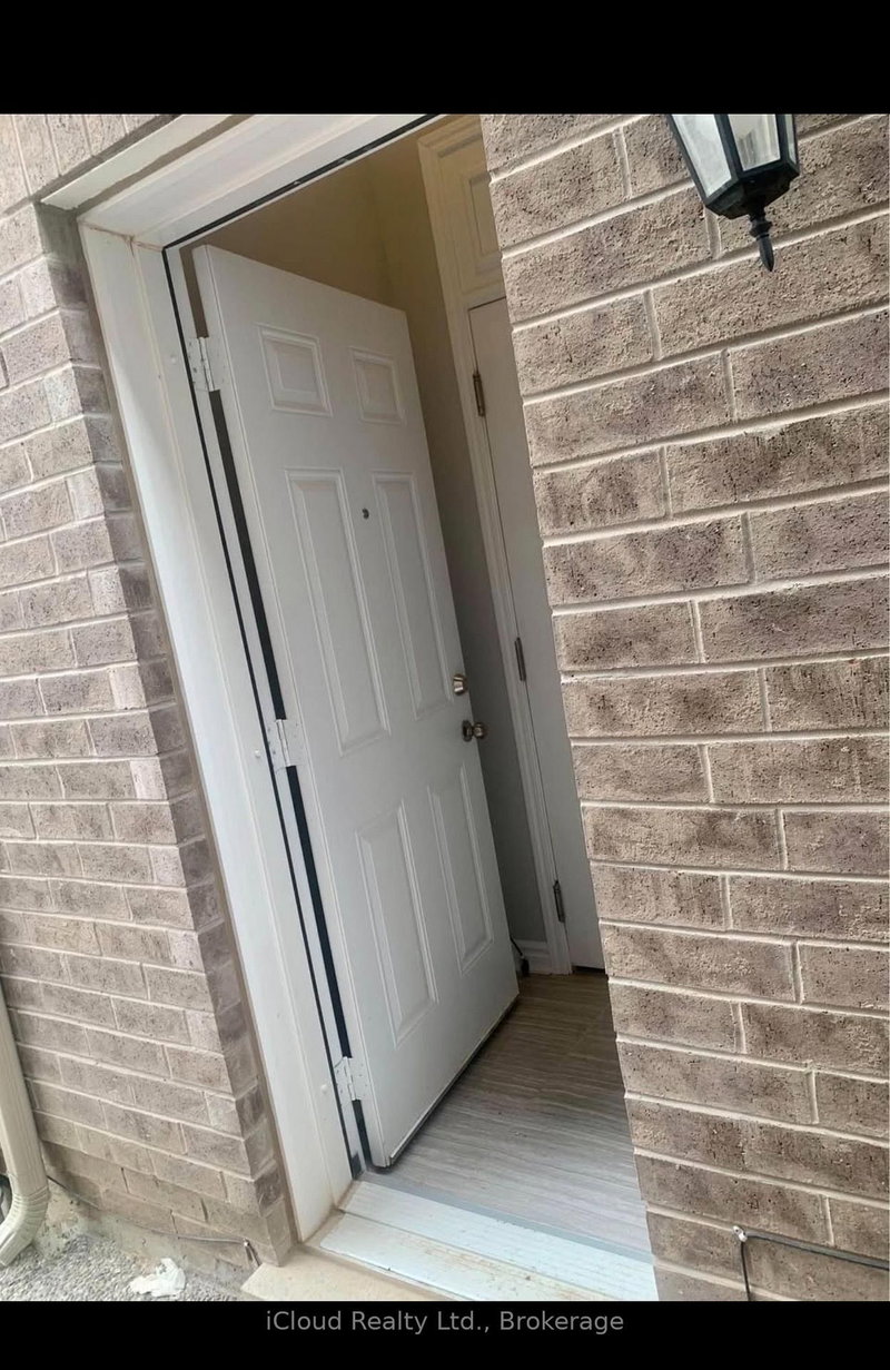 1303 Rose Way W