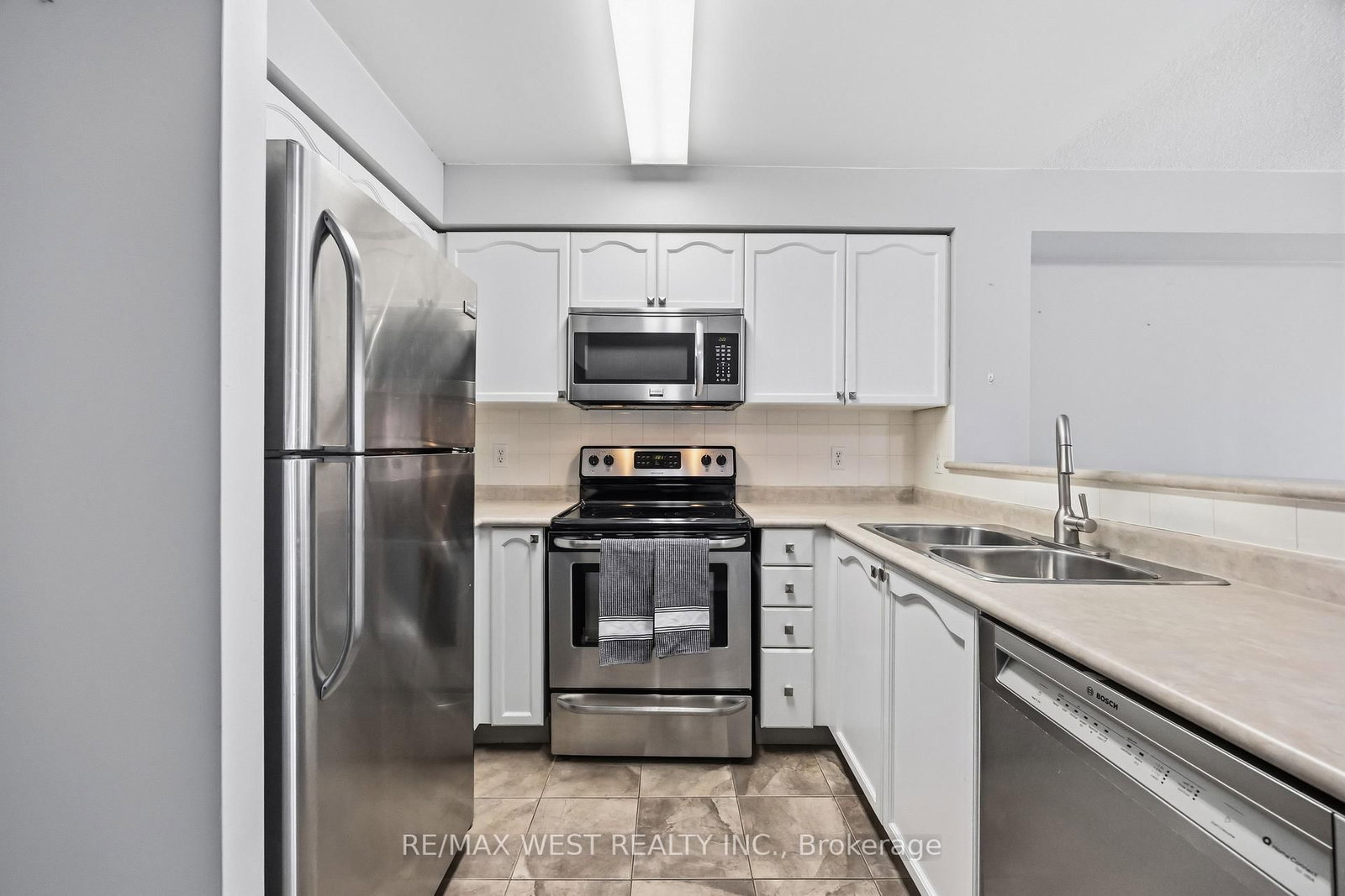 15 Michael Power Place • #809 • Toronto, ON photo 17