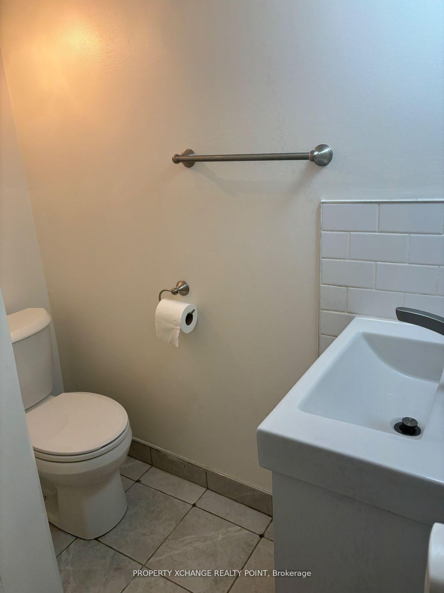 17 Holmesdale Toronto,ON M6E 1Y3 — Photo 8