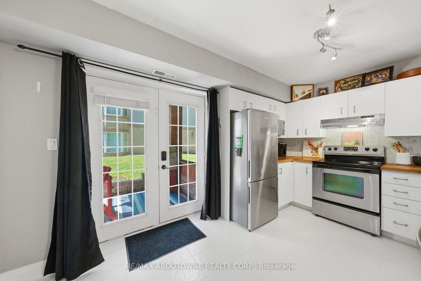 4015 Kilmer Drive • #111 • Burlington, ON photo 12