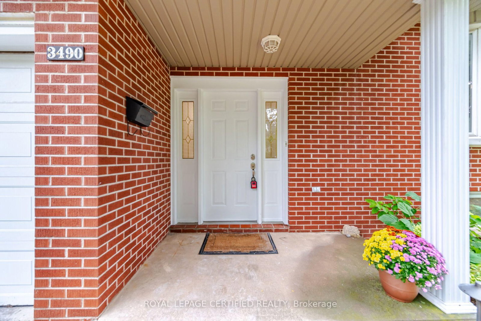 3490 Rexway Drive • Burlington, ON photo 2