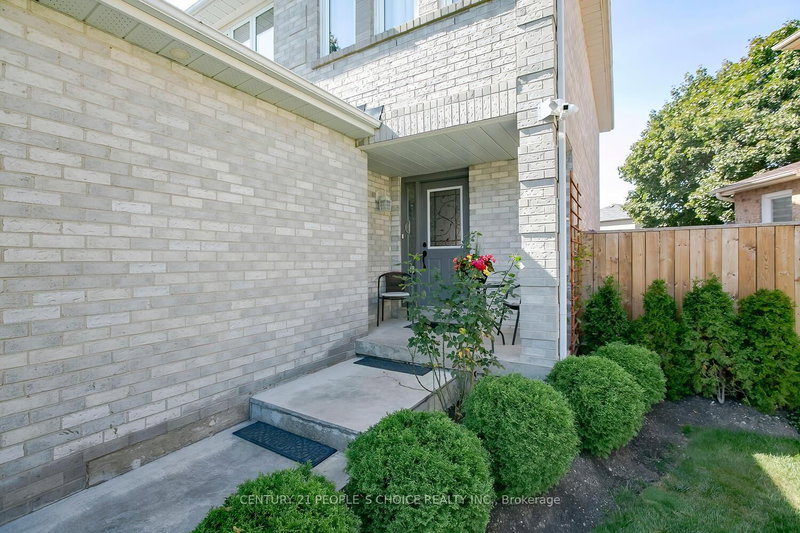 18 Hood Crescent