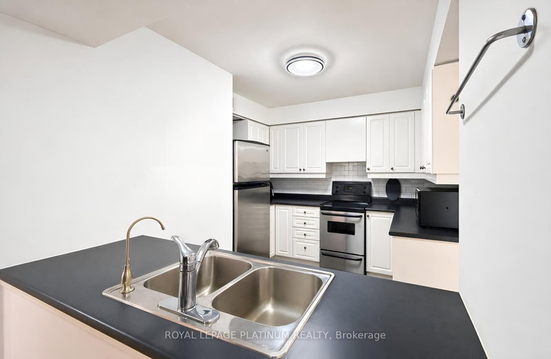 50 Eglinton Mississauga,ON L5R 3P5 — Photo 17