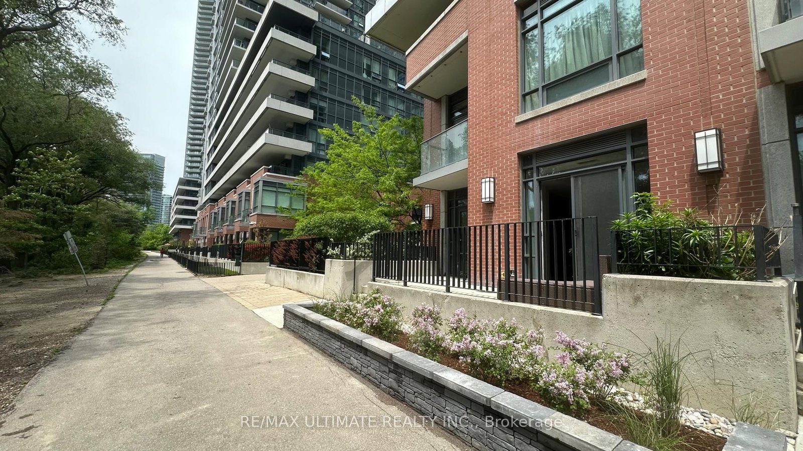 2212 Lake Shore Boulevard W • #TH1 • Toronto, ON photo 17