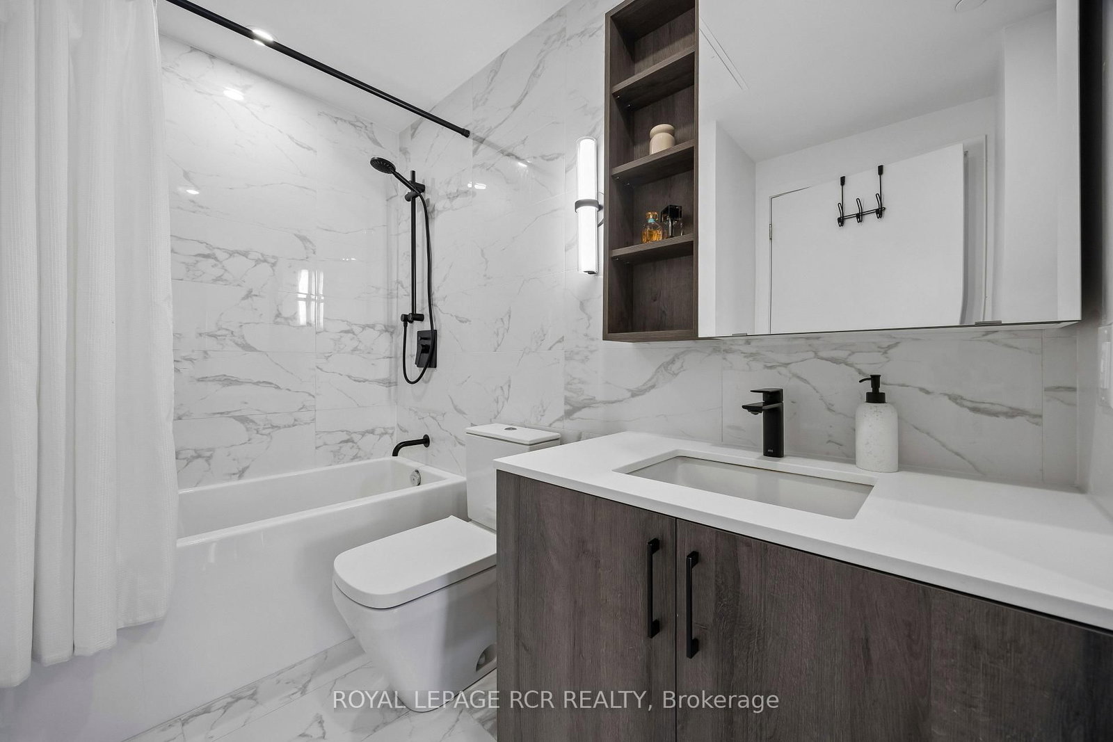 689 The Queensway • #321 • Toronto, ON photo 10
