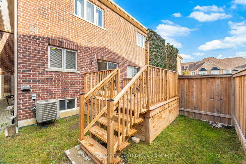 11 Yately Brampton,ON L7A 4R9 — Photo 29