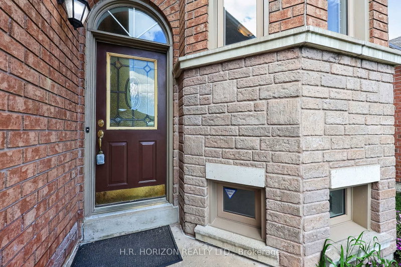 8 Schaefer Pl photo 4