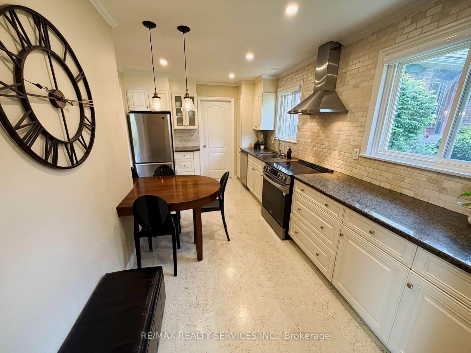 238 Laurier Avenue • Milton, ON photo 3