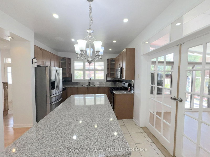 24 Eastway Brampton,ON L6S 0A4 — Photo 11