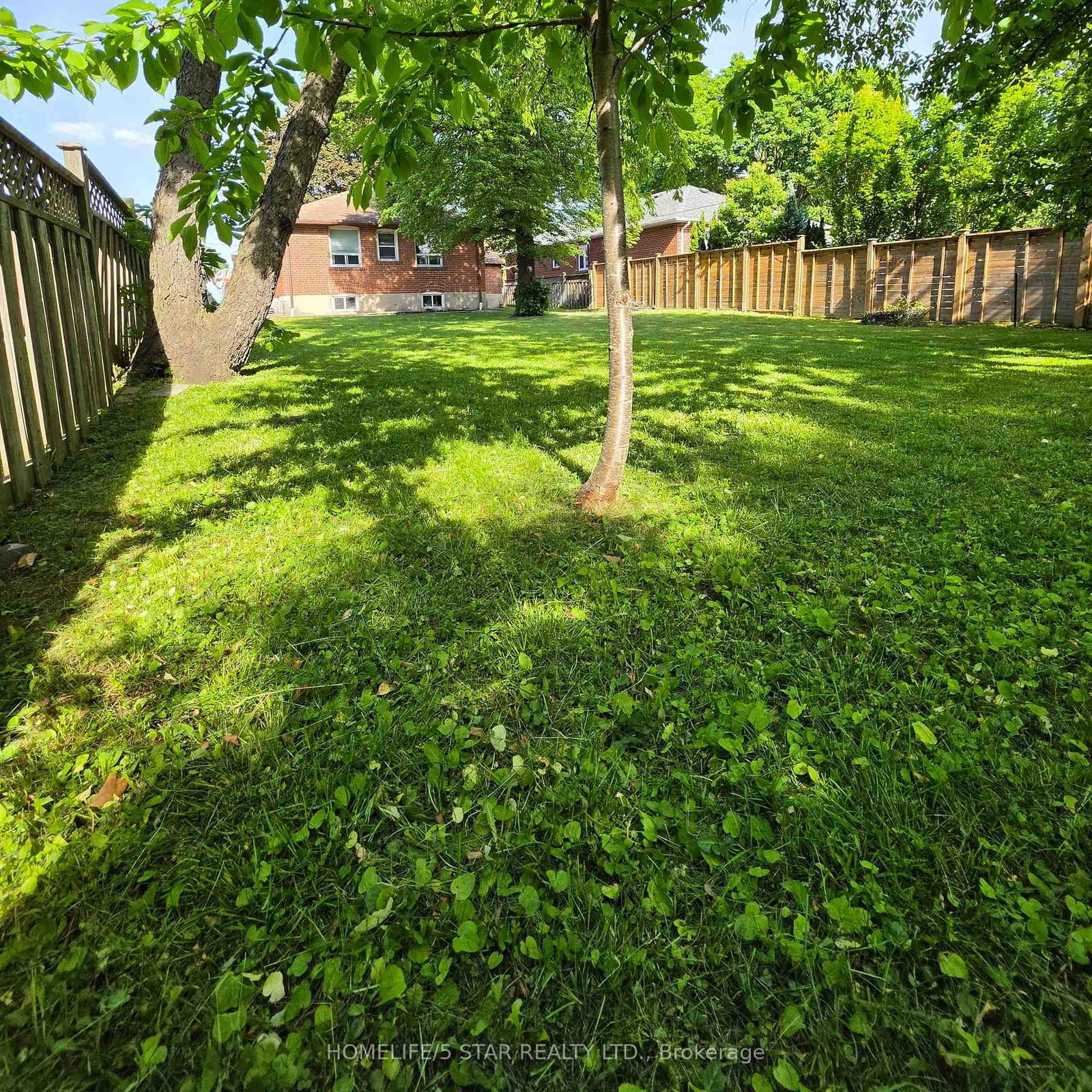 14 NORTHGLEN Avenue • Toronto, ON photo 4