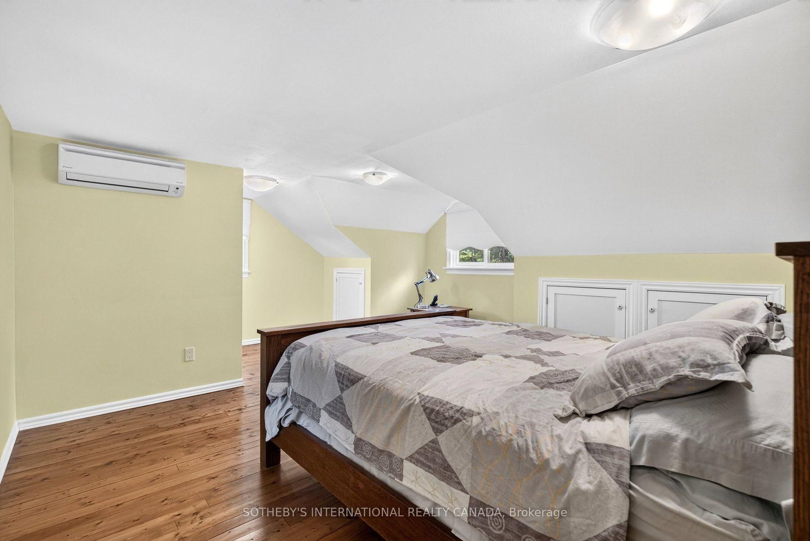 1375 Caroline Street • Burlington, ON photo 13