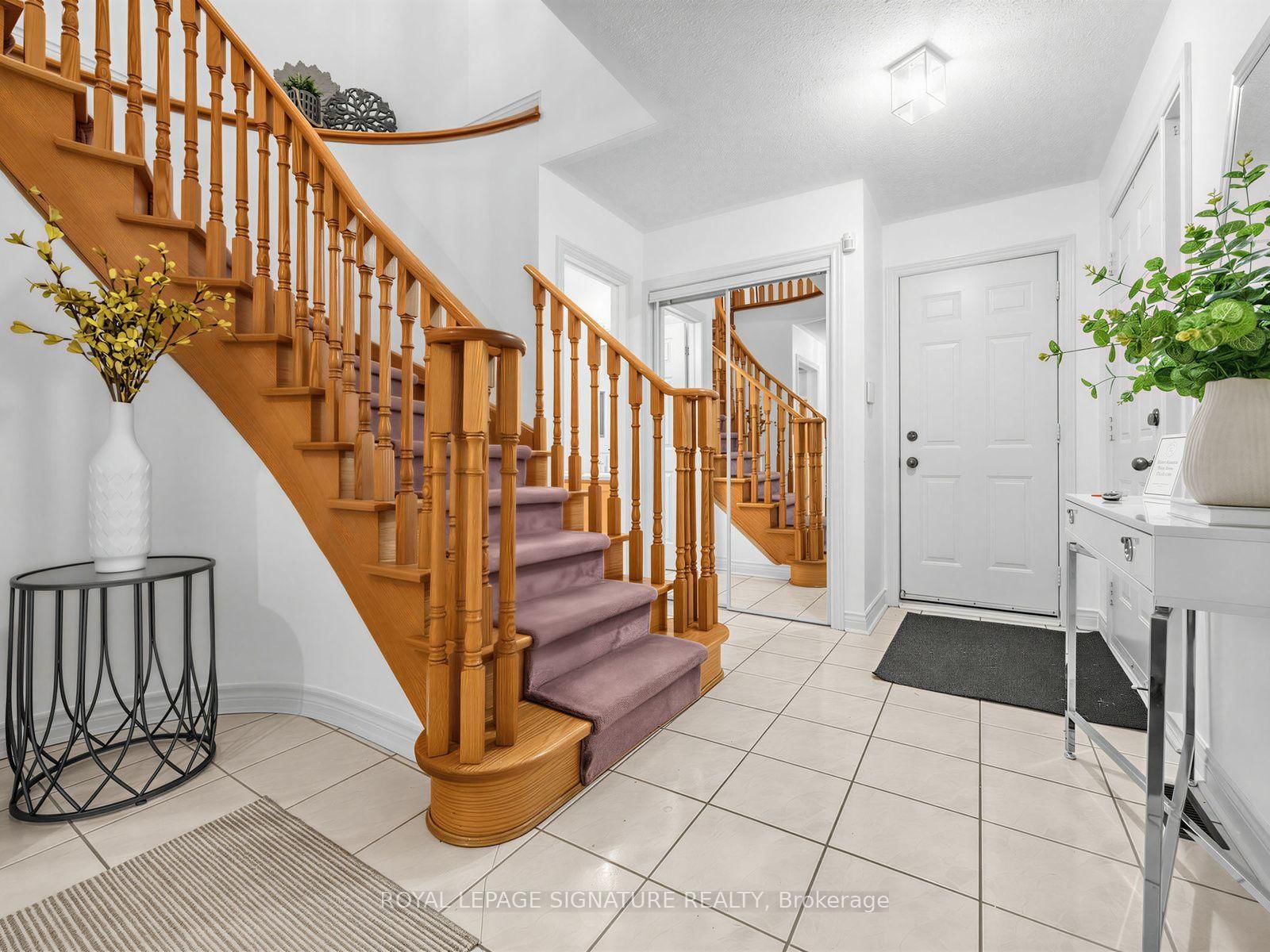 2865 Castlebridge Drive • Mississauga, ON photo 2