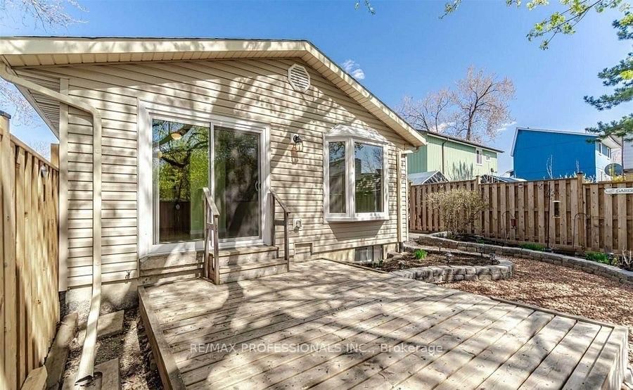 24 Homeland Brampton,ON L6S 1R8 — Photo 4
