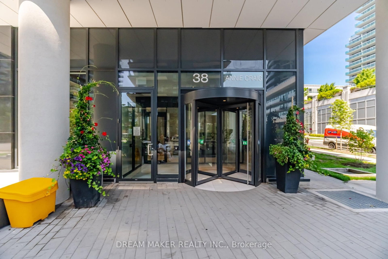 38 Annie Craig Drive • #511 • Toronto, ON photo 2
