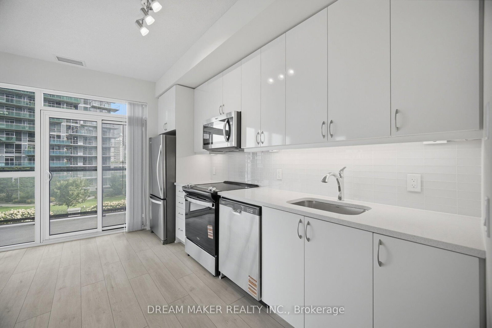 38 Annie Craig Drive • #511 • Toronto, ON photo 9