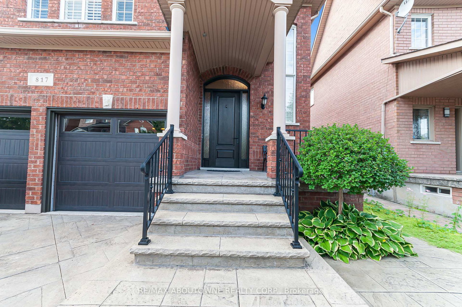 817 Brass Winds Place • Mississauga, ON photo 2