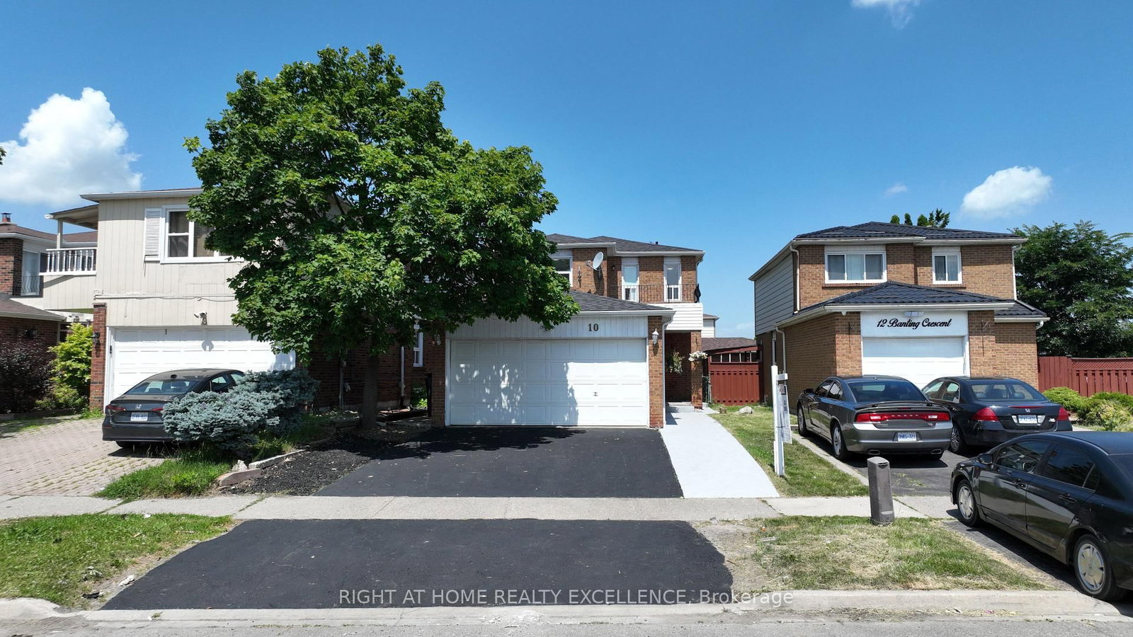 10 Banting Crescent • Brampton, ON photo 2