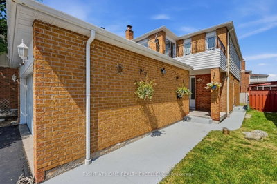 10 Banting Crescent • Brampton, ON photo 4