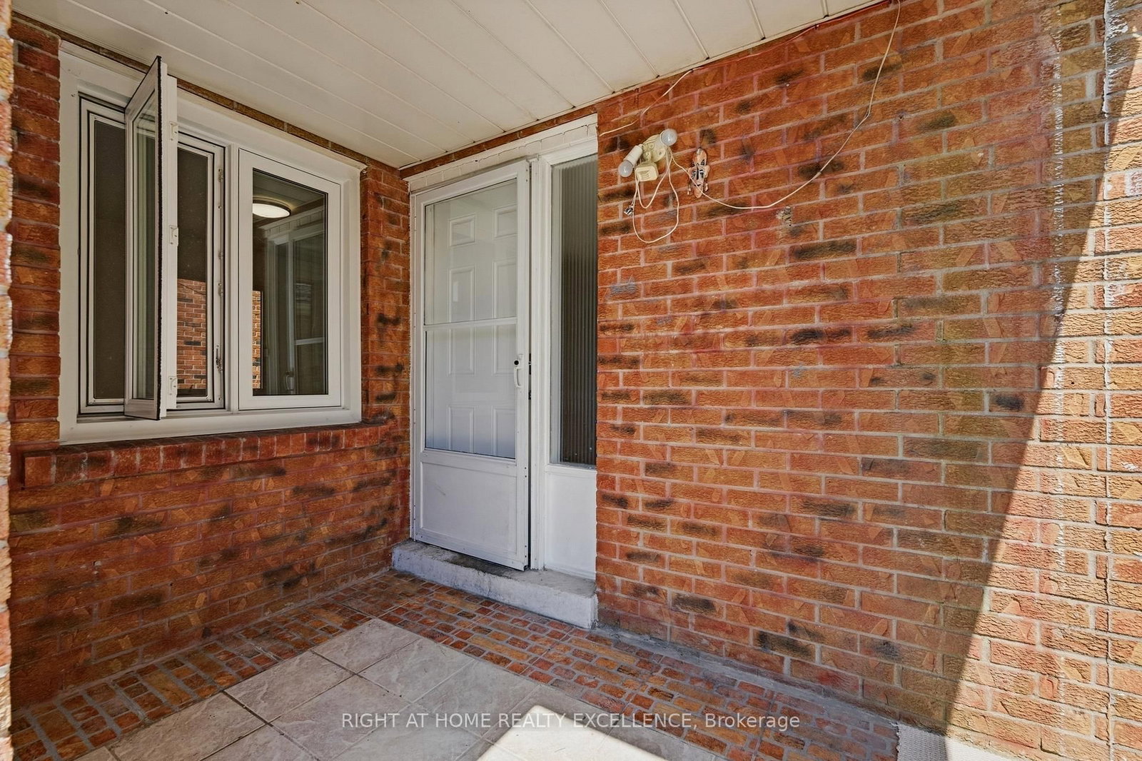 10 Banting Crescent • Brampton, ON photo 5