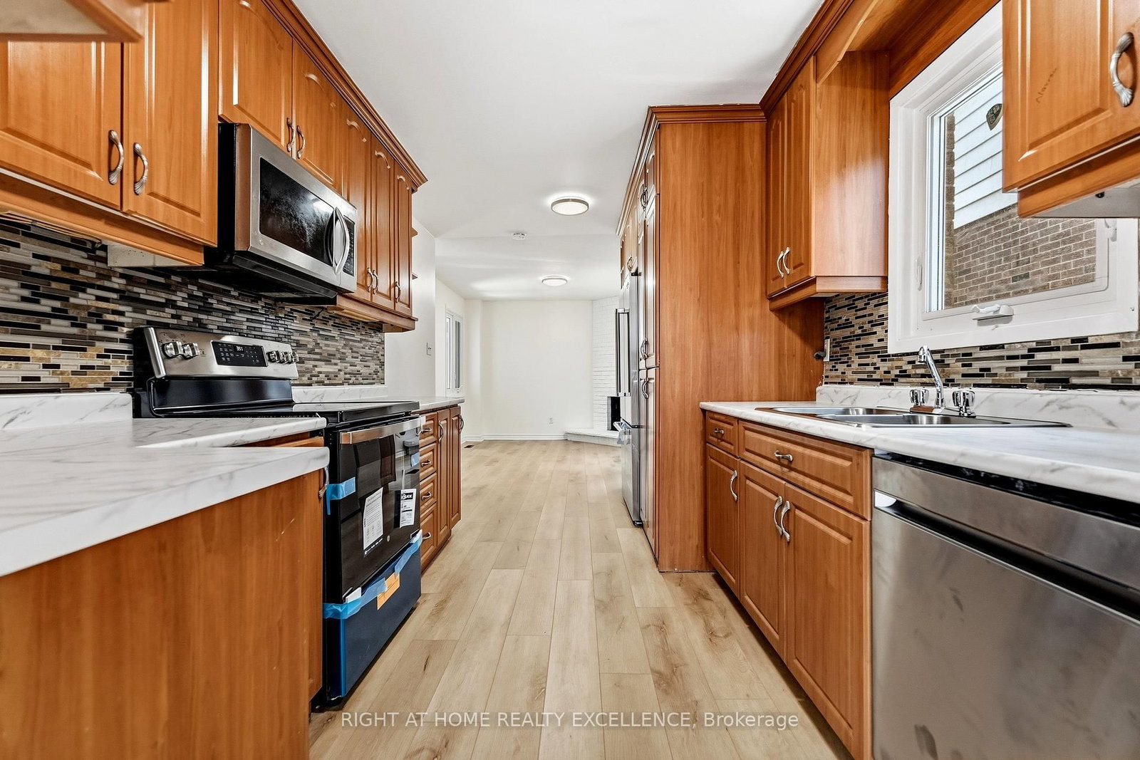 10 Banting Crescent • Brampton, ON photo 6